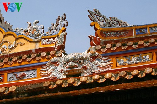 Benda peninggalan sejarah yang tak ternilaikan harganya dari Museum Istana Kerajaan Hue - ảnh 3